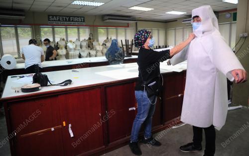 PENGHASILAN PPE DARI SUKARELAWAN UITM (COVID-19)