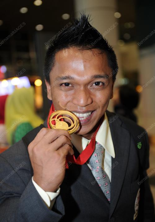 SG01_02082014_ANGKAT_BERAT