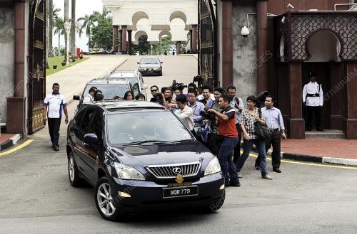 SG01_03042013_MENGADAP_SULTAN