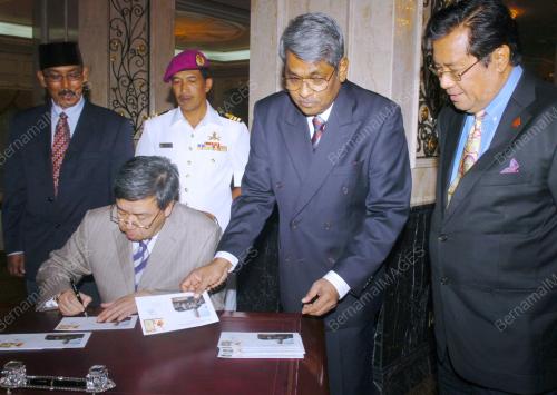 SULTAN SHARAFUDDIN IDRIS SHAH