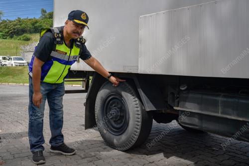 DATUK AHMAD KAMARUNZAMAN MEHAT