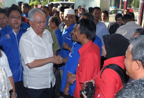 SG01_07012012_BERSALAMAN