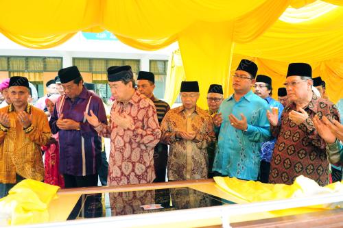 SULTAN SELANGOR SULTAN SHARAFUDDIN IDRIS SHAH