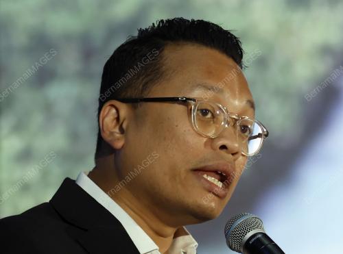 NIK NAZMI NIK AHMAD