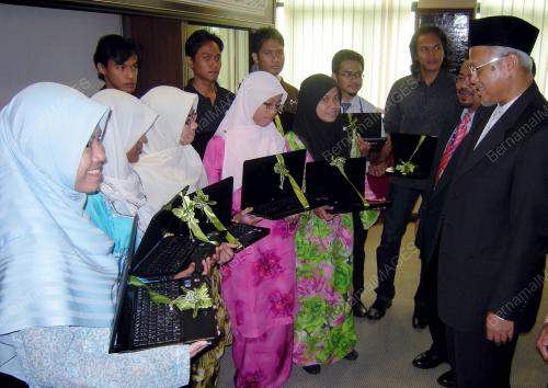 DATUK MOHD TAMYES ABDUL WAHID