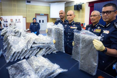 DATUK SHAZELI KAHAR