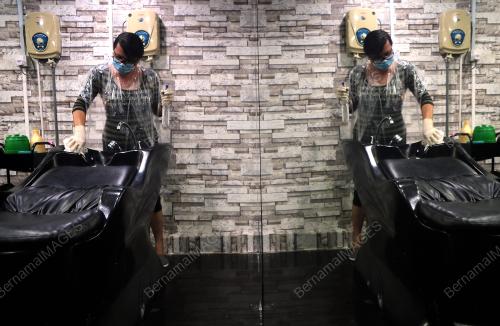 KEDAI GUNTING RAMBUT MEMBUAT PEMBERSIHAN