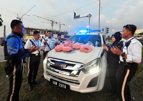 ANGGOTA TRAFIK BERBUKA DIJALAN