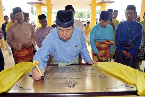 SULTAN SHARAFUDDIN IDRIS SHAH