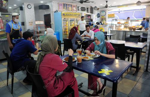 TINJAUAN ORANG RAMAI MAKAN DI DALAM KEDAI