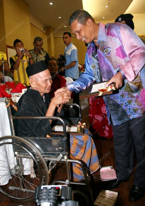 SG01_10032012_SERAH_BANTUAN