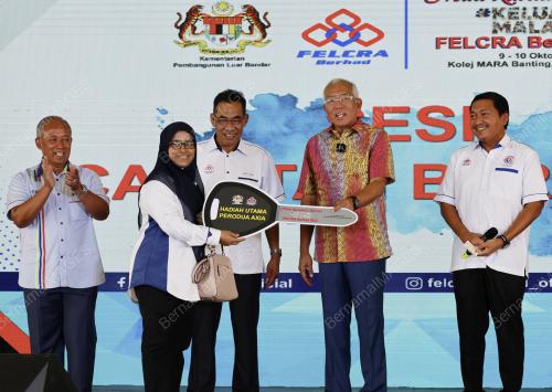 DATUK SERI MAHDZIR KHALID