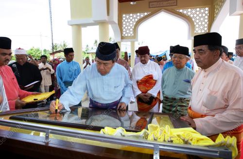 SULTAN SHARAFUDDIN IDRIS SHAH