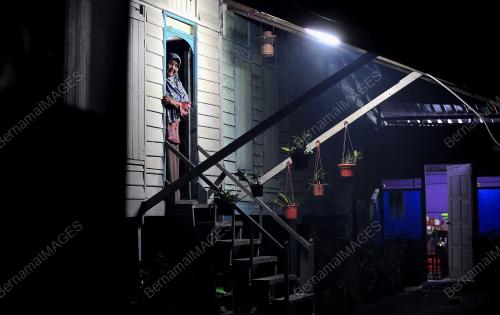 WARGA EMAS MENUNGGU KEPULANGAN ANAK UNTUK BERAYA
