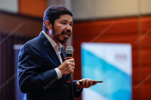 DATUK SERI DR MOHD UZIR MAHIDIN