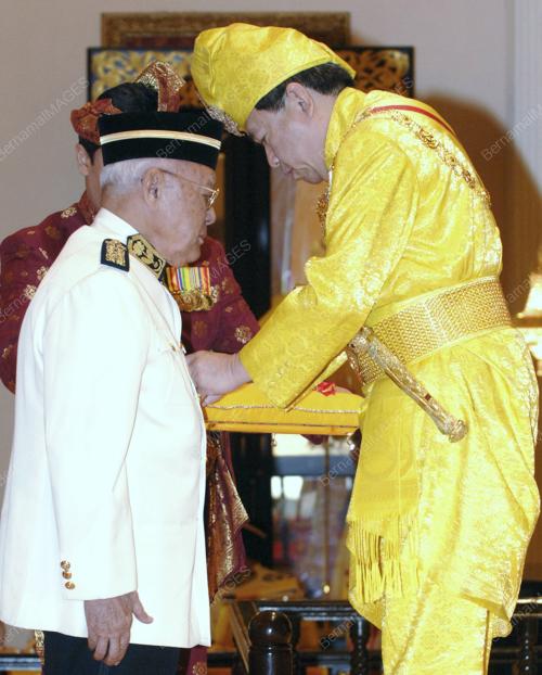 SULTAN SHARAFUDDIN IDRIS SHAH