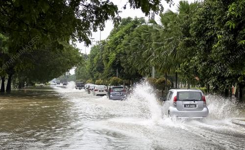 SG01_14062015_BANJIR_KILAT