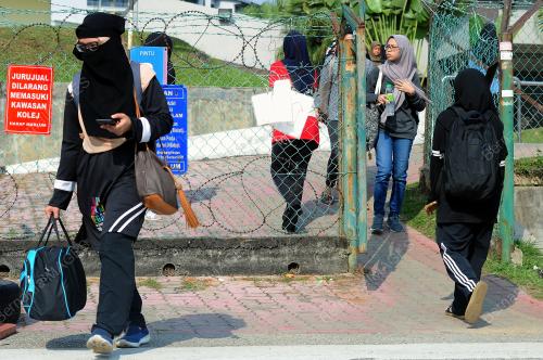 PELAJAR UITM PULANG KE KAMPUNG SUSULAN PERINTAH KAWALAN PERGERAK