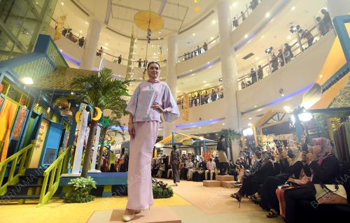REKAAN BAJU RAYA DATUK JOVIAN MANDAGIE