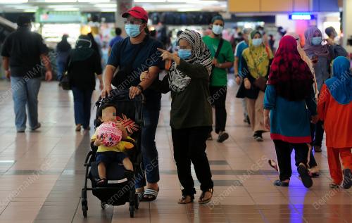 PENGUNJUNG BAWA ANAK KETIKA MEMBELI BELAH