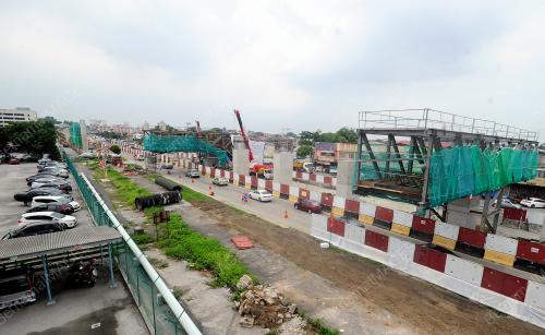 KERANGKA BESI PEMBINAAN LRT3 DI JALAN MERU RUNTUH