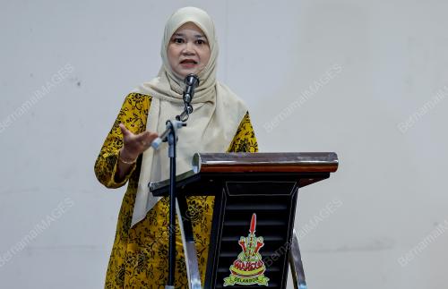 FADHLINA SIDEK