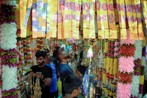 PERSIAPAN MASYARAKAT INDIA SAMBUT DEEPAVALI