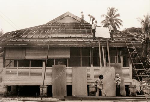 MEMPERBAIKI RUMAH ROSAK