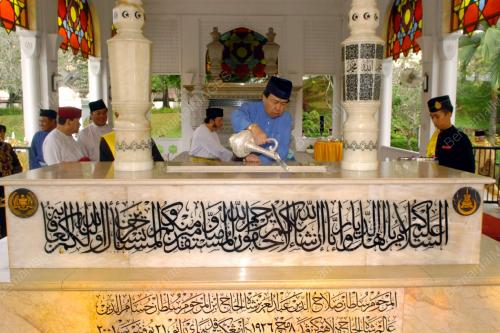 SULTAN SHARAFUDDIN IDRIS SHAH