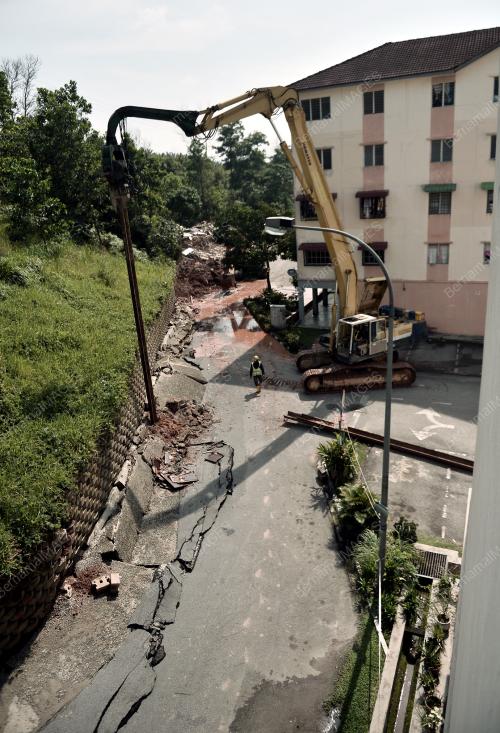 SG01_22102014_TANAH_RUNTUH