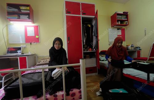 PELAJAR MEMBUAT PERSIAPAN UNTUK PULANG KE KAMPUNG