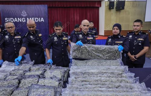 DATUK SHAZELI KAHAR