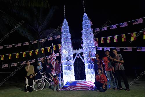 REPLIKA MENARA KLCC DAN MENARA KUALA LUMPUR