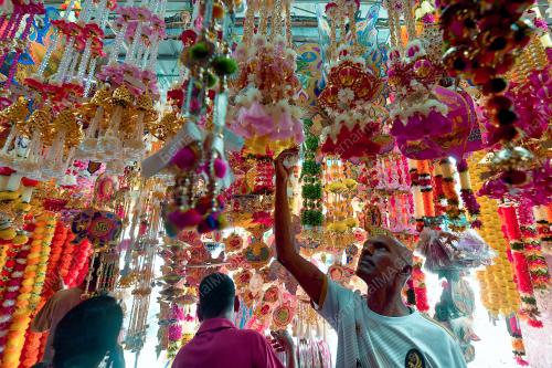 PERSIAPAN AKHIR MASYARAKAT INDIA MENYAMBUT PERAYAAN DEEPAVALI
