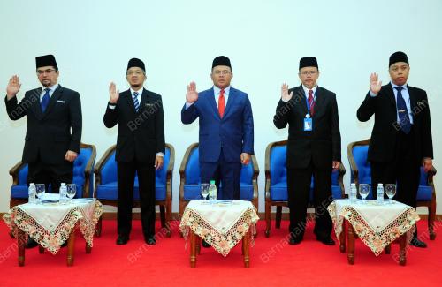 AMIRUDIN SHARI