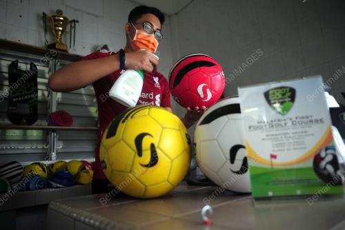 SEKUMPULAN REMAJA BERMAIN FOOLGOLF SAMBIL MEMAKAI BAJU MELAYU
