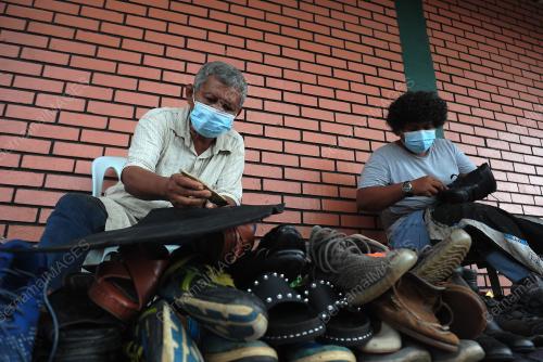 WARGA EMAS MENGAMBIL UPAH MEMBAIKI KASUT