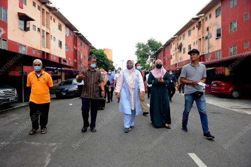 LAWATAN MENTERI KPKT KE FLAT TAMAN SRI BEREMBAG