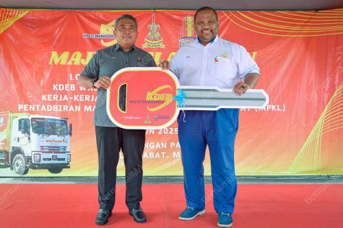 PENYERAHAN LORI KOMPAKTOR KDEB KEPADA MBKL