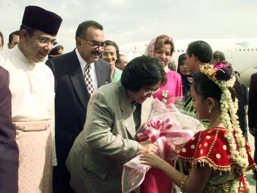 SG02-07_01_2000 MEGAWATI-BUNGA