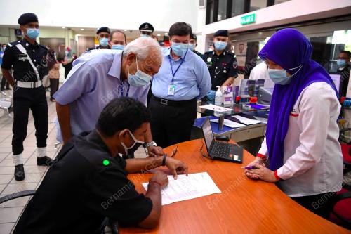 DATUK SERI MAHDZIR KHALID