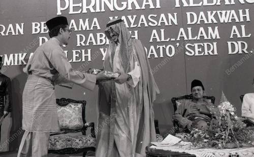 DR. MAHATHIR MUHAMAD