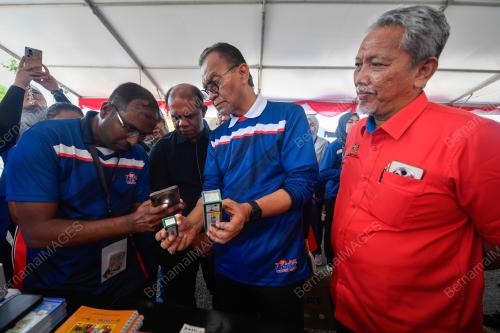 DATUK SERI DR DZULKEFLY AHAMD