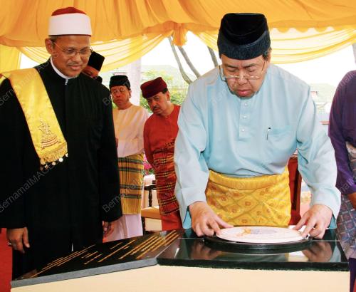SULTAN SHARAFUDDIN IDRIS SHAH