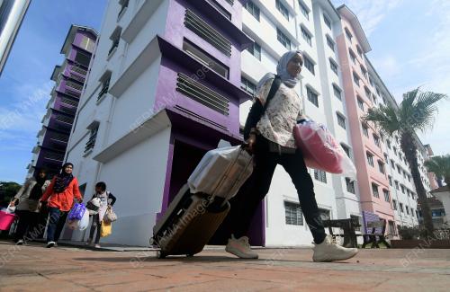 PELAJAR UITM MULA PULANG KE ASRAMA