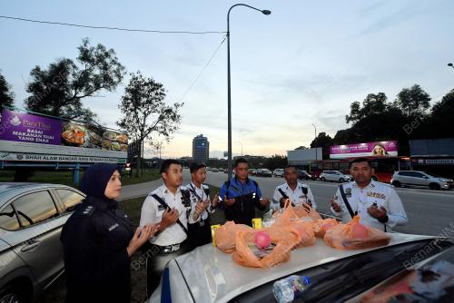 ANGGOTA TRAFIK BERBUKA DIJALAN