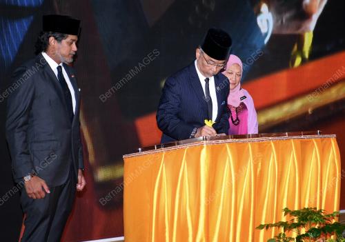 AL-SULTAN ABDULLAH RI'AYATUDDIN AL-MUSTAFA BILLAH SHAH