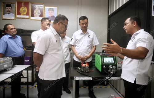 DATUK SERI AMIRUDIN SHARI
