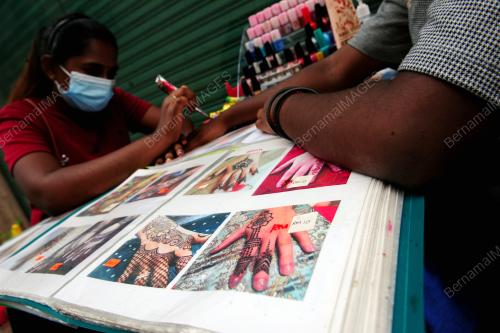 UKIRAN HENNA KURANG MENDAPAT SAMBUTAN MENJELANG HARI DEEPAVALI
