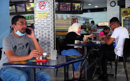 TINJAUAN ORANG RAMAI MAKAN DI DALAM KEDAI
